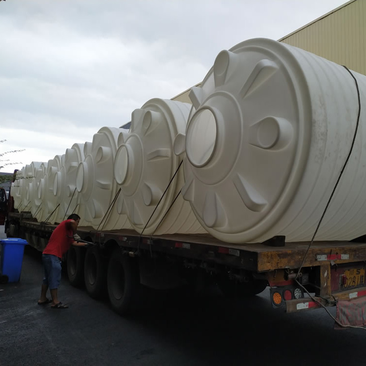 10吨塑料储罐装车发货