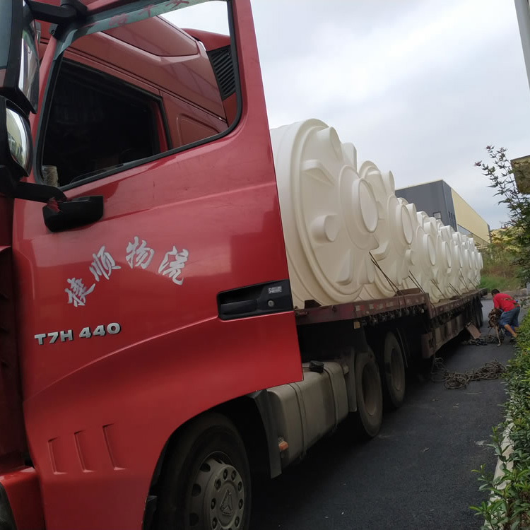 6吨塑料水塔装车发货