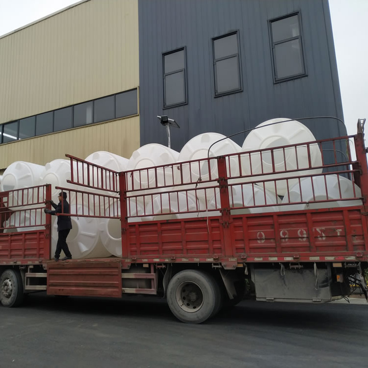 2吨塑料水塔装车发货