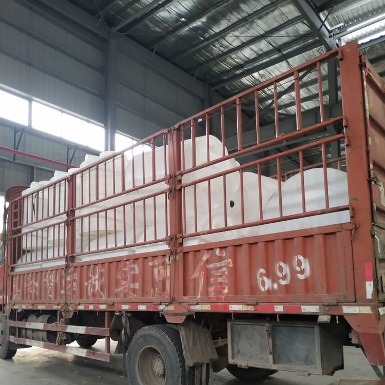 3吨塑料储罐装车发货