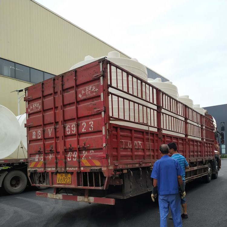 10立方塑料储罐装车发货