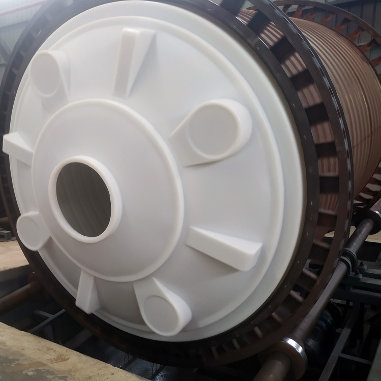 3吨塑料储罐生产现场