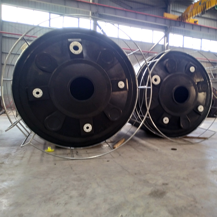 20吨塑料化工储罐安装防护栏