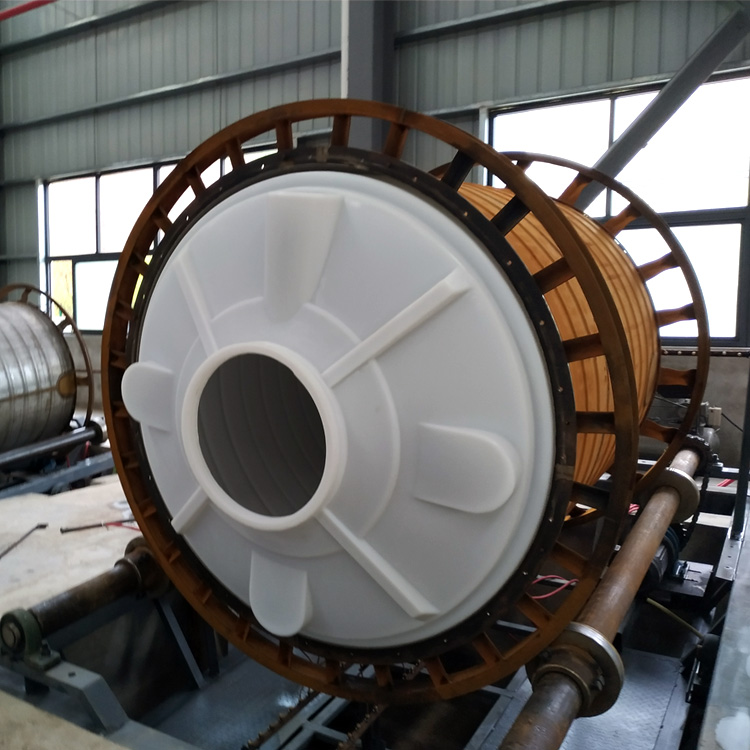 6吨塑料储罐出模中