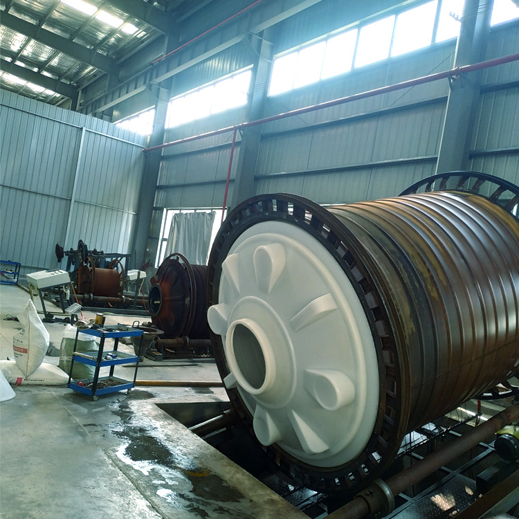 6吨塑料储罐冷却中