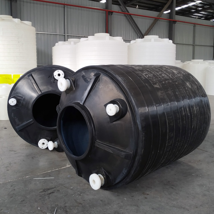 2吨化工储罐多法兰安装