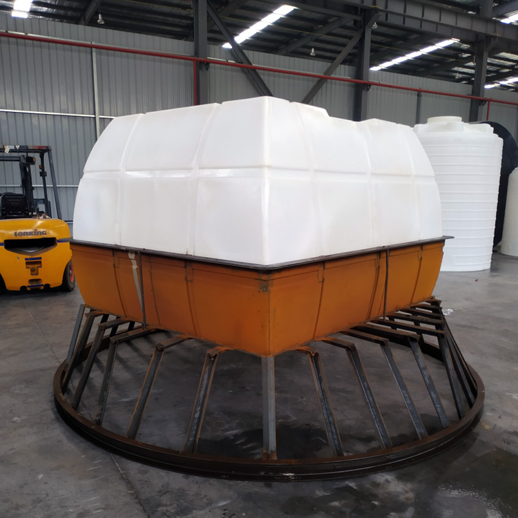4.5吨卧式运输罐冷却中