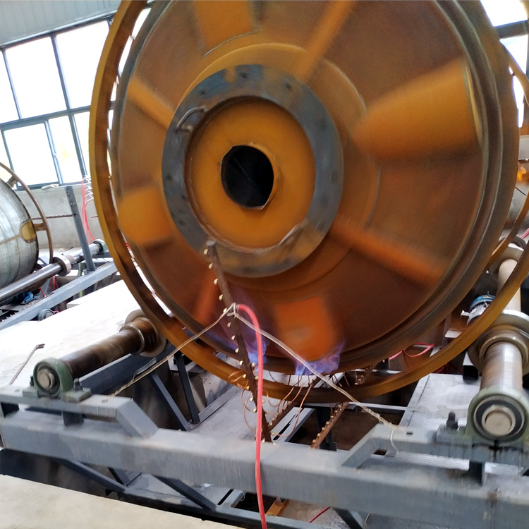 3吨塑料水箱生产中