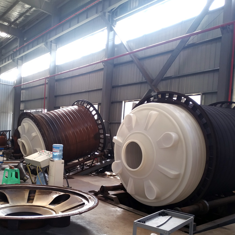 10吨PE储罐准备出模